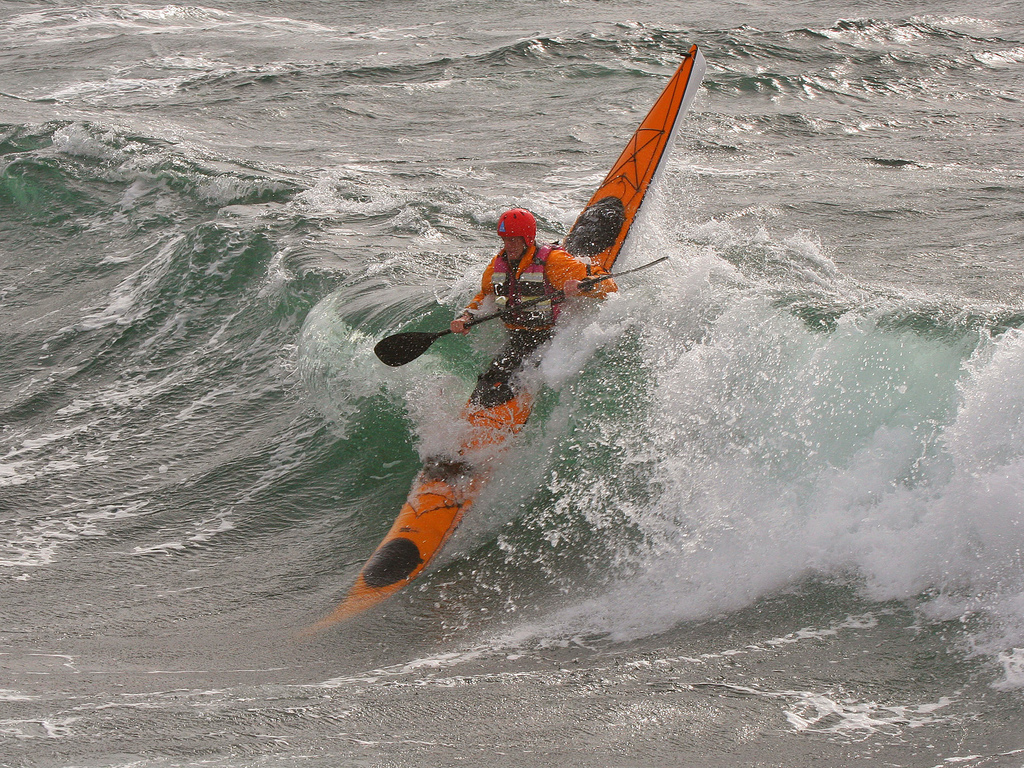 This is not me in the clapotis waves! The picture does illustrate how to paddle these waves. Picture: www.kayak.nu_